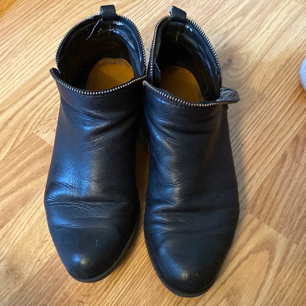 Lucky Brand Leather Ankle booties zip up size 9